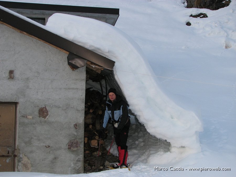 02_Don Mauro sotto il tetto di neve.JPG